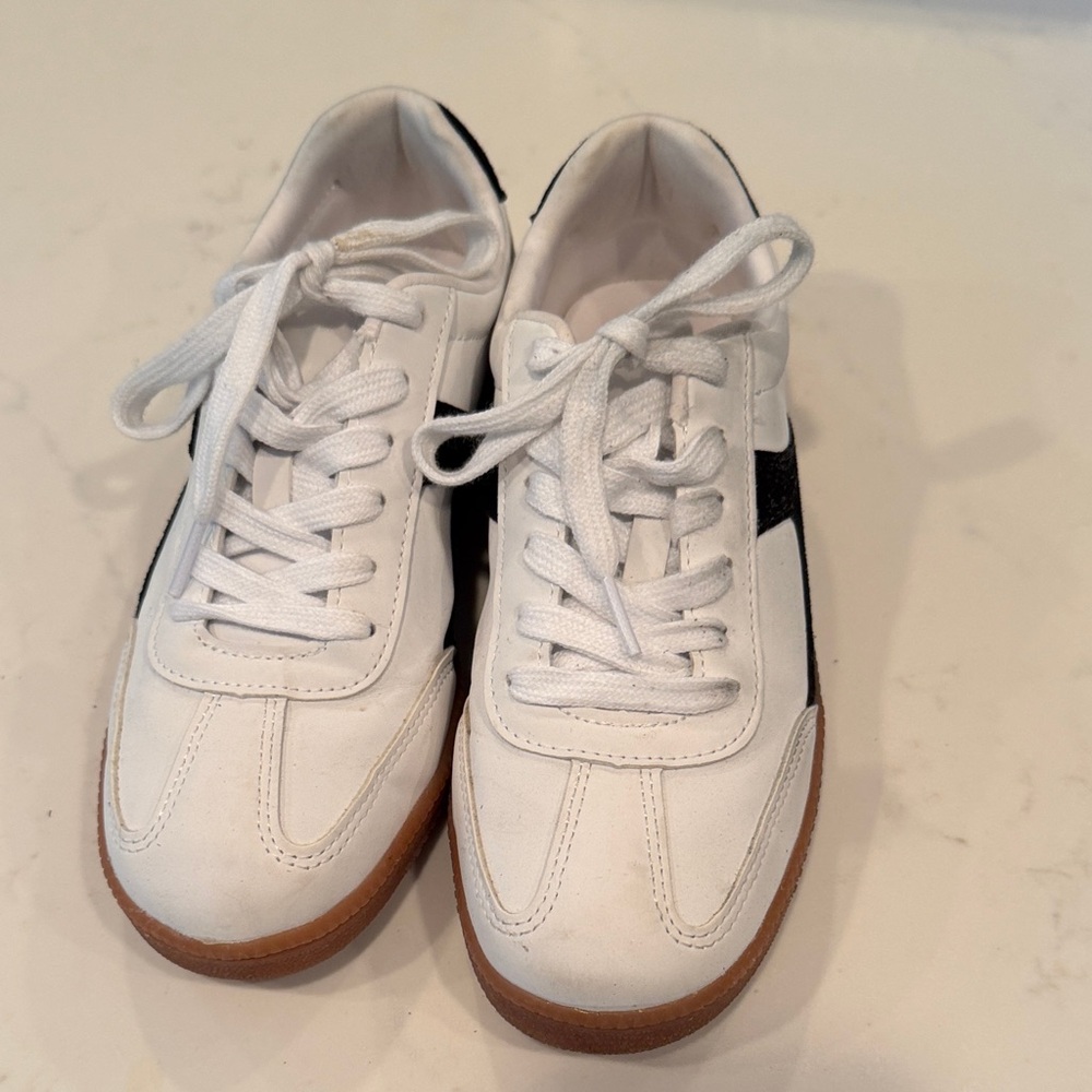 No Boundaries White and Black Sneakers. GUC